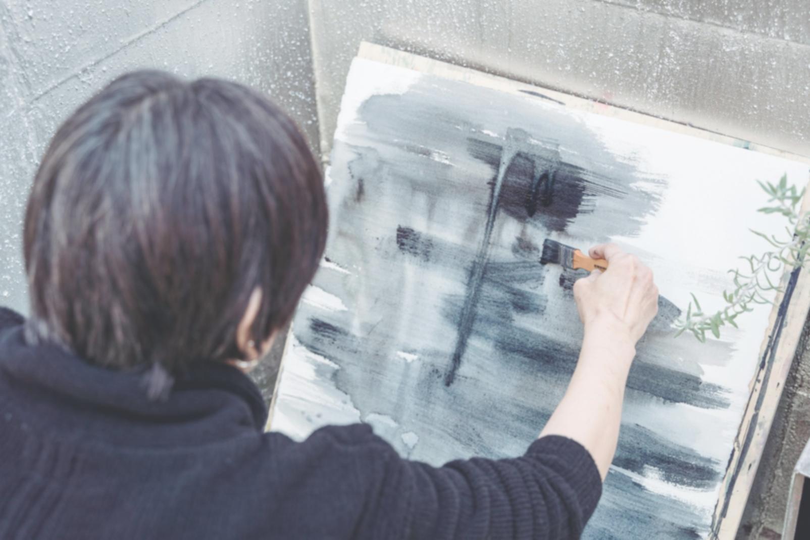 Estudiante trabajando en arte conceptual durante sesión de aprendizaje